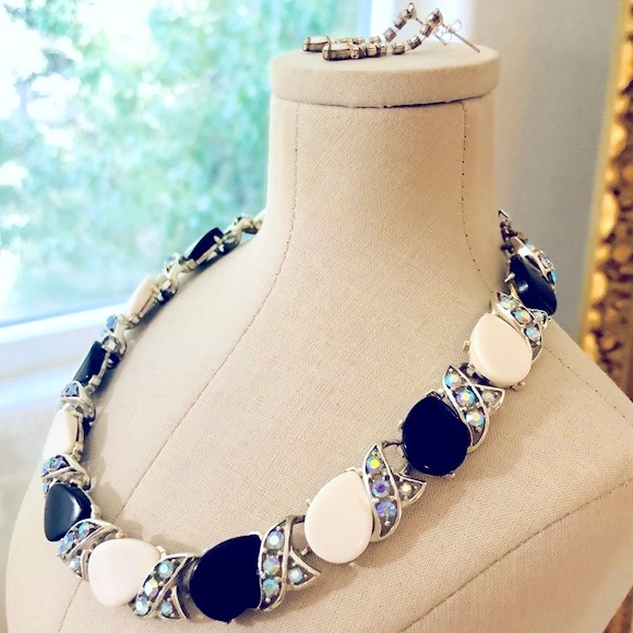Vintage Thermoset Necklace & Rhinestone Earrings - Picture 6 of 15